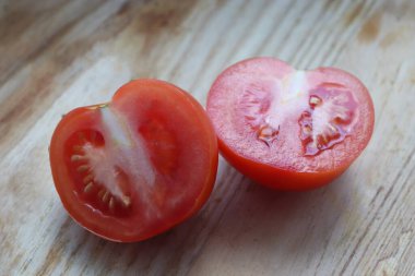 Sağlıklı Yemek ve Mutfak Kavramları İçin Mükemmel Aksan Olarak Taze Sulu Domates Yarımları