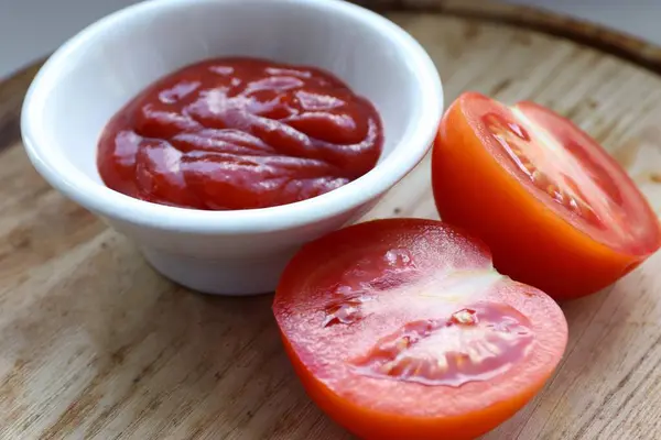 Modern Mutfak Yaratıcılığının Görsel Işığı Odun Tahtasında Sulu Domates ve Kalın Ev Yapımı Ketçap