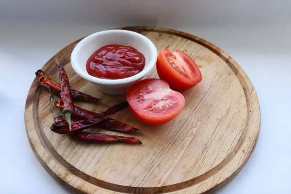 Ev yapımı Baharat Sosu için Mükemmel İçindekiler: Taze Domates, Kurutulmuş Biber ve Doğal Tahta Üzerine Kalın Domates Sosu