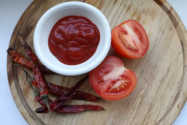Ev yapımı Baharat Sosu için Mükemmel İçindekiler: Taze Domates, Kurutulmuş Biber ve Doğal Tahta Üzerine Kalın Domates Sosu