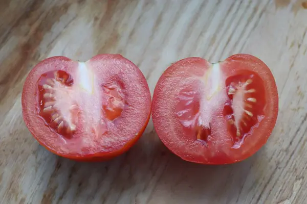 Sağlıklı Yemek ve Mutfak Kavramları İçin Mükemmel Aksan Olarak Taze Sulu Domates Yarımları