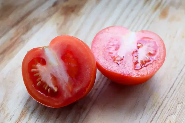 Sağlıklı Yemek ve Mutfak Kavramları İçin Mükemmel Aksan Olarak Taze Sulu Domates Yarımları
