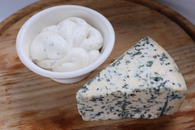 Ahşap Tahtadaki Kremalı Dorblu Sosu ve Peynir Takozu Gurme Tarifleri ve En İyi Yemek İçeriği için Estetik Aksanı