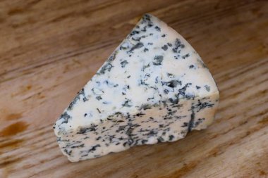 Dorblu Peynir Ahşap Tahtada Gurme Kompozisyonları ve Şekil Peynir Odaklı İçerik İçin Mükemmel Bileşen