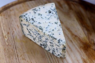 Dorblu Peynir Ahşap Tahtada Gurme Kompozisyonları ve Şekil Peynir Odaklı İçerik İçin Mükemmel Bileşen