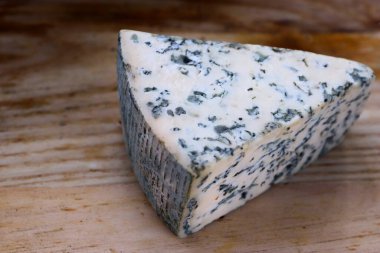 Dorblu Peynir Ahşap Tahtada Gurme Kompozisyonları ve Şekil Peynir Odaklı İçerik İçin Mükemmel Bileşen