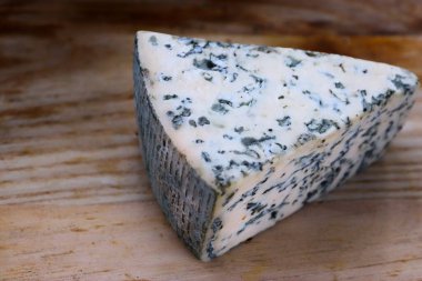 Dorblu Peynir Ahşap Tahtada Gurme Kompozisyonları ve Şekil Peynir Odaklı İçerik İçin Mükemmel Bileşen