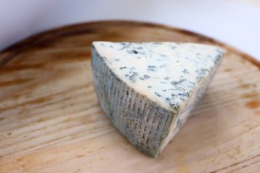 Dorblu Peynir Ahşap Tahtada Gurme Kompozisyonları ve Şekil Peynir Odaklı İçerik İçin Mükemmel Bileşen