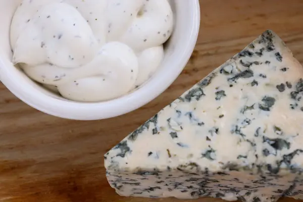 Ahşap Tahtadaki Kremalı Dorblu Sosu ve Peynir Takozu Gurme Tarifleri ve En İyi Yemek İçeriği için Estetik Aksanı