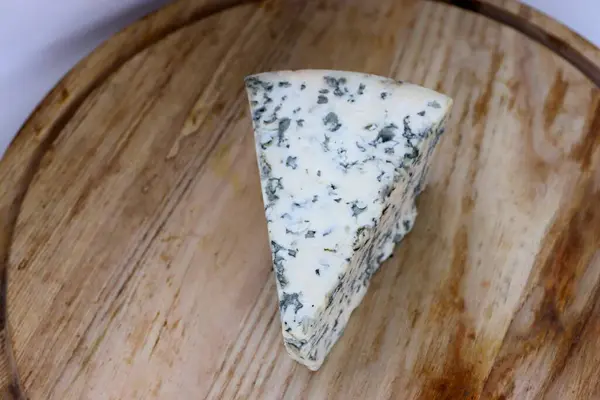 Dorblu Peynir Ahşap Tahtada Gurme Kompozisyonları ve Şekil Peynir Odaklı İçerik İçin Mükemmel Bileşen