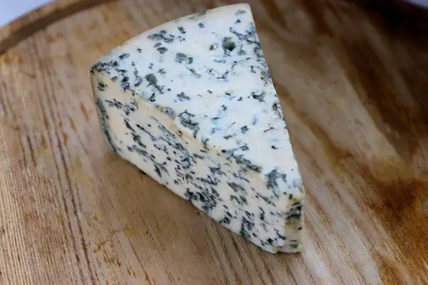 Dorblu Peynir Ahşap Tahtada Gurme Kompozisyonları ve Şekil Peynir Odaklı İçerik İçin Mükemmel Bileşen