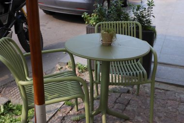 Yeşil Sandalyeli Sokak Masası ve Saksı Fabrikası, Şehir Mimarisi İçerisindeki Konforlu Açık Hava Ortamı