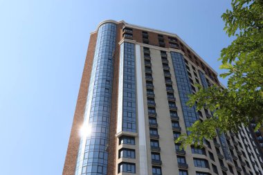 Arka planda Yüksek Binalar ve İnşaat Turnaları, Şehir Alanının İlerlemesi Konut Kompleksi