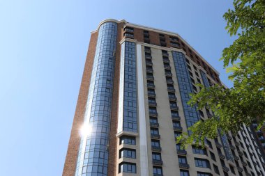 Arka planda Yüksek Binalar ve İnşaat Turnaları, Şehir Alanının İlerlemesi Konut Kompleksi