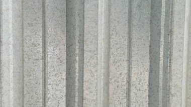 Endüstriyel temalar için teknik ve mimari bir öğe olan koyu gri metal profilinin pürüzlü dokusu