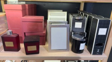 Ahşap raf konforu, aromaterapi ve şık bir hediye dekoru üzerine romatik setler, mumlar ve difüzyonlar.