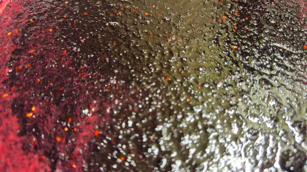 Doğal böğürtlenlerden yapılan ev yapımı tatlının siyah frenk üzümü reçel hazırlama yüzeyinde baloncuk yakın plan.