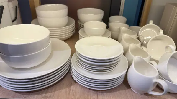 Minimalist tasarım, ev organizasyonu ve modern iç estetik mutfak dolabındaki beyaz seramik sofra takımı.