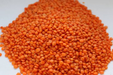 Beyaz arka plan konseptine yakın kırmızı mercimek, doğal protein besin, vejetaryen tarifler ve baklagilli mutfak estetiği.