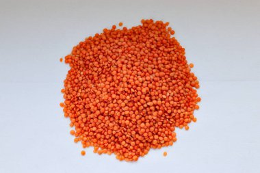 Beyaz arka plan konseptine yakın kırmızı mercimek, doğal protein besin, vejetaryen tarifler ve baklagilli mutfak estetiği.