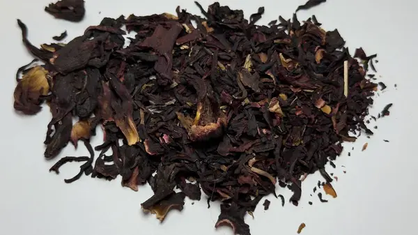 Beyaz arka planda kurutulmuş amber yaprakları çay, aşçılık kullanımı ve dekoratif tasarım için doğal malzeme.