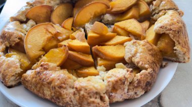 Yemek tarifleri, bloglar ve tatlı paketleri için yaz tatlısında ev yapımı şeftali turtası.