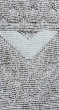 Ürün Fotoğrafları, İç Tasarım ve Ticari Motifler için Bej ve Beyaz Arkaplanda Chevron Geometrik Desenli Halı