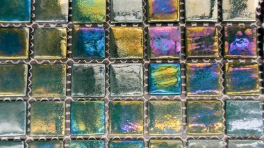 İç tasarım, duvar dekorasyonu, tuvaletler ve sanat projeleri için parlak efektli renkli cam fayanslar.