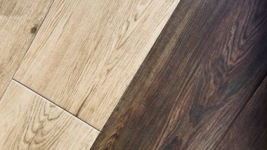 Modern ya da klasik iç mekanlar, sunumlar, modeller ve markalı içerikler için arkaplan, aydınlık ve koyu ahşap döşeme tarzının çelişkili karşılaştırması