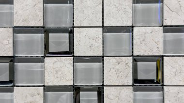 Doğal karşıtlık stilinde cam ve taş karoların kombinasyonu, ürün fotoğrafçılığı, dijital modelleme, iç dekor ve görsel markalaşma için şebeke desenli estetik arka plan