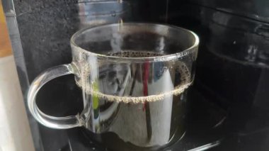 Americano Kahve Makinesinden Şeffaf Cam Kupa 'ya dökülüyor Kahve Reklamcılığı için Mükemmel Sahne, Yaşam Tarzı İçeriği, Paketleme Tasarımı ve Video Arkaplanı