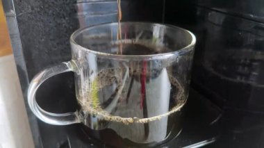 Americano Kahve Makinesinden Şeffaf Cam Kupa 'ya dökülüyor Kahve Reklamcılığı için Mükemmel Sahne, Yaşam Tarzı İçeriği, Paketleme Tasarımı ve Video Arkaplanı