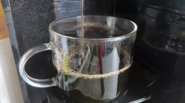 Americano Kahve Makinesinden Şeffaf Cam Kupa 'ya dökülüyor Kahve Reklamcılığı için Mükemmel Sahne, Yaşam Tarzı İçeriği, Paketleme Tasarımı ve Video Arkaplanı