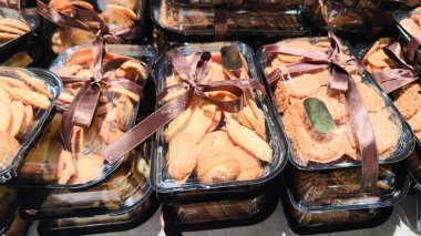 Kahverengi kurdeleli ev yapımı kurabiyeli şeffaf hediye kapları bayram ambalajı, gıda pazarlaması, markalar ve mevsimsel içerik için mükemmel bir görsel..