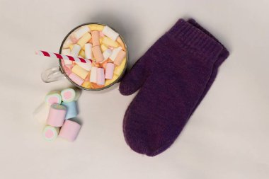 Şekerlemeli kış kakaosu ve örgü eldiven konfor, yemek tarifleri, yaşam tarzı, sosyal medya veya tatil kampanyaları hakkında sıcak bir kompozisyon..