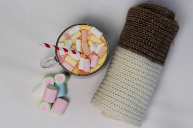 Şeffaf bardakta marşmelov ve battaniyeli ev yapımı kakao. Kış tarifleri, rahat içerikler ve tatil kampanyaları için mükemmel bir kare..