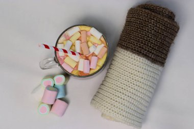 Şeffaf bardakta marşmelov ve battaniyeli ev yapımı kakao. Kış tarifleri, rahat içerikler ve tatil kampanyaları için mükemmel bir kare..