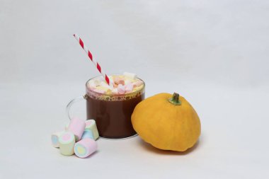 Beyaz arka planda kremalı sıcak çikolata ve balkabağı. Reklam içecekleri, yemek içeriği, sosyal medya, kartpostallar, kafe menüleri ve mevsimlik dekorasyonlar için sonbahar kompozisyonu..