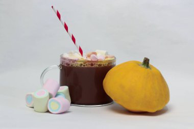 Beyaz arka planda kremalı sıcak çikolata ve balkabağı. Reklam içecekleri, yemek içeriği, sosyal medya, kartpostallar, kafe menüleri ve mevsimlik dekorasyonlar için sonbahar kompozisyonu..