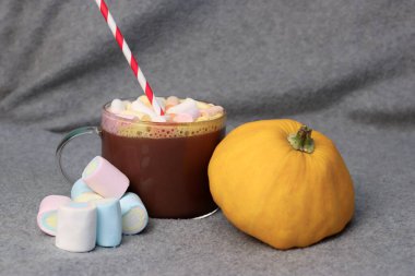 Sonbahar reklam kampanyaları, kahve dükkanı menüleri, sosyal medya, mevsimlik tebrik kartları ve tatil resimlerinin yanında bir bardak şekerleme ve çizgili kamış.