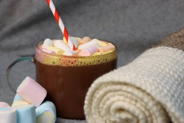 Sıcak kakao ve marşmelov ile sıcak bir akşam. Sıcaklık, ev konforu ve sonbahar-kış titreşimlerinin sembolü.