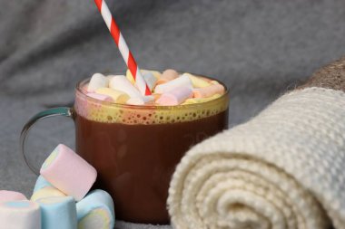 Sıcak kakao ve marşmelov ile sıcak bir akşam. Sıcaklık, ev konforu ve sonbahar-kış titreşimlerinin sembolü.