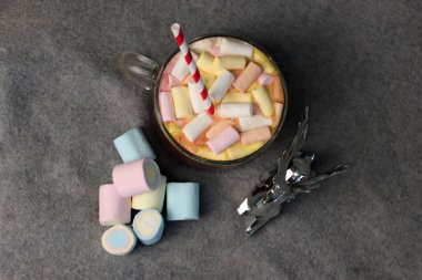 Kış Konforu: Şekerlemeli Sıcak Çikolata ve Noel Dekorasyonları Tebrik Kartları, Kış İçeceği Reklamları, Yiyecek Blogları ve Sosyal Medya İçin Mükemmel Tatil Sembolü