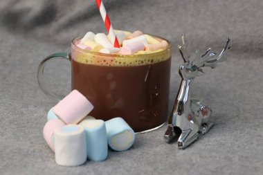 Noel Kampanyaları için Şekerlemeli Sıcak Çikolata ve Festivalci Ren Geyiği Kış İçeceği, Bayram tebrik kartları, Kahve Dükkanı Tanıtımları ve Gıda Blogları