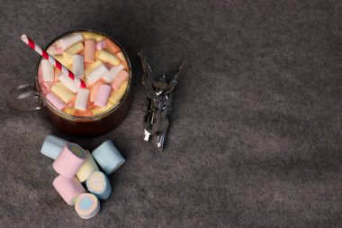 Kış Konforu: Şekerlemeli Sıcak Çikolata ve Noel Dekorasyonları Tebrik Kartları, Kış İçeceği Reklamları, Yiyecek Blogları ve Sosyal Medya İçin Mükemmel Tatil Sembolü