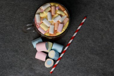 Gri arka planda kırmızı-beyaz şenlikli sıcak çikolata kış ve Noel kampanyaları için mükemmel fotoğraf, kafe reklamları, mutfak blogları ve rahat mevsimlik projeler..