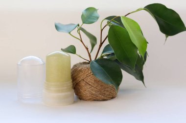 Beyaz Arkaplanda Doğal Mineral Deodorantı Yeşil Yapraklar Çevre dostu ve Güvenli Alternatif