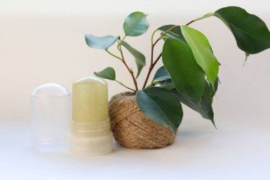 Beyaz Arkaplanda Doğal Mineral Deodorantı Yeşil Yapraklar Çevre dostu ve Güvenli Alternatif