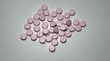Tıbbi İçerikte Beyaz Arkaplan İlaç Üzerine Pembe Tabletler