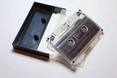 Analog medya, müzikal nostalji, teknoloji mirası ve reklam, eğitim veya dekoratif kullanım için geçmişe dönük tasarım konsepti olan klasik ses kaseti.